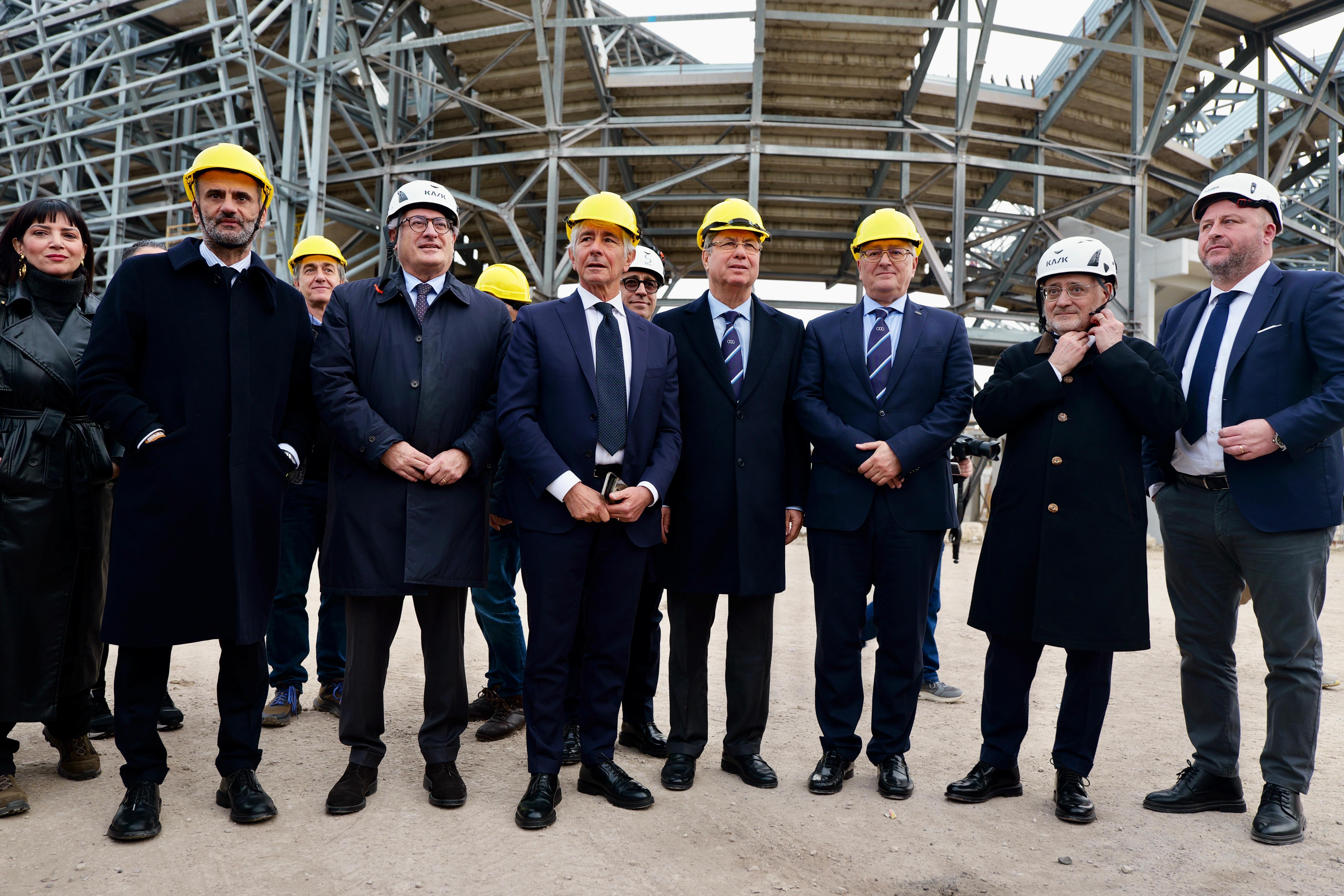 Galleria Giochi del Mediterraneo, a sei mesi dall’inizio della cerimonia di inaugurazione il sopralluogo di Decaro sui cantieri a Taranto, insieme al ministro Abodi - Diapositiva 3 di 7