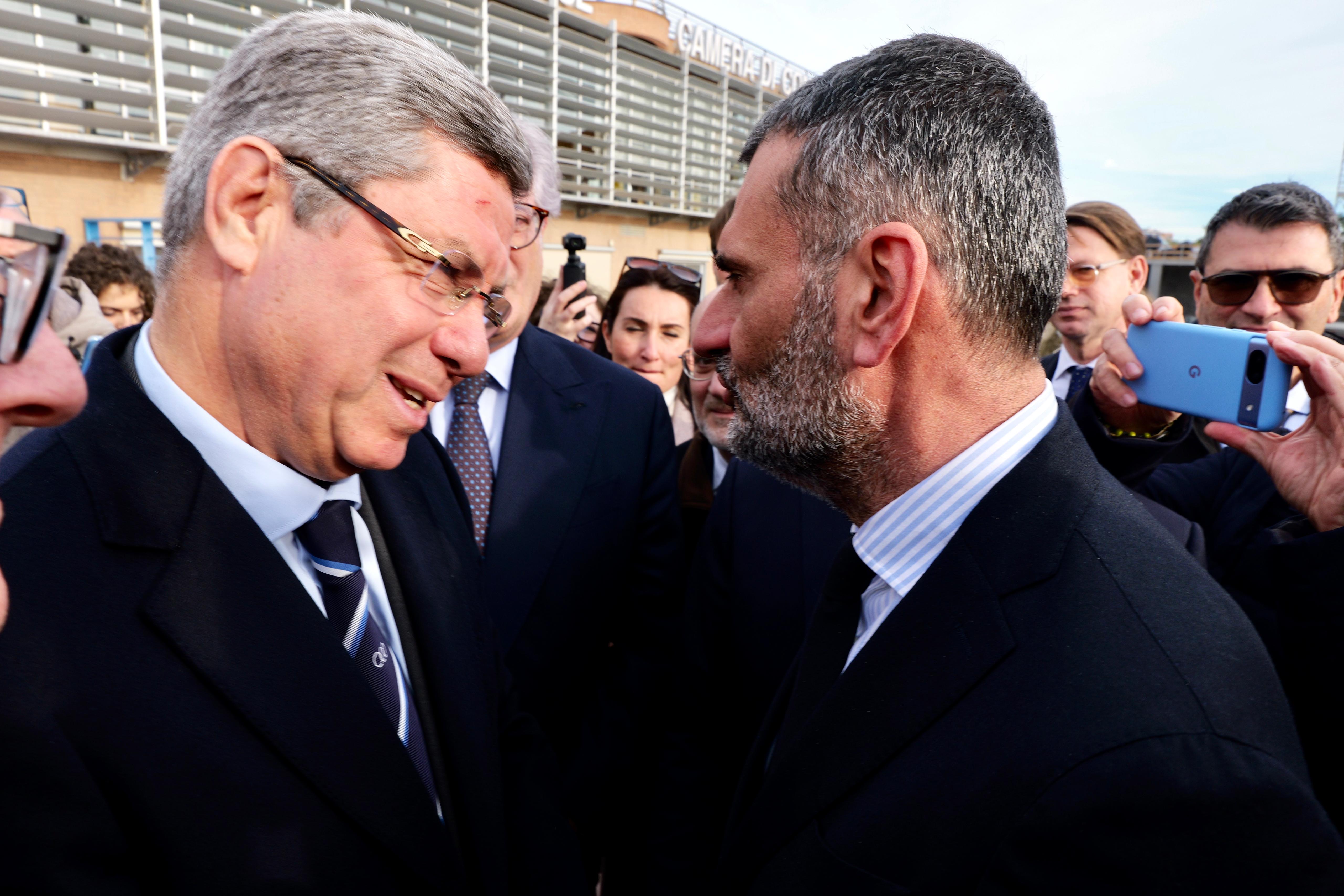 Galleria Giochi del Mediterraneo, a sei mesi dall’inizio della cerimonia di inaugurazione il sopralluogo di Decaro sui cantieri a Taranto, insieme al ministro Abodi - Diapositiva 4 di 7