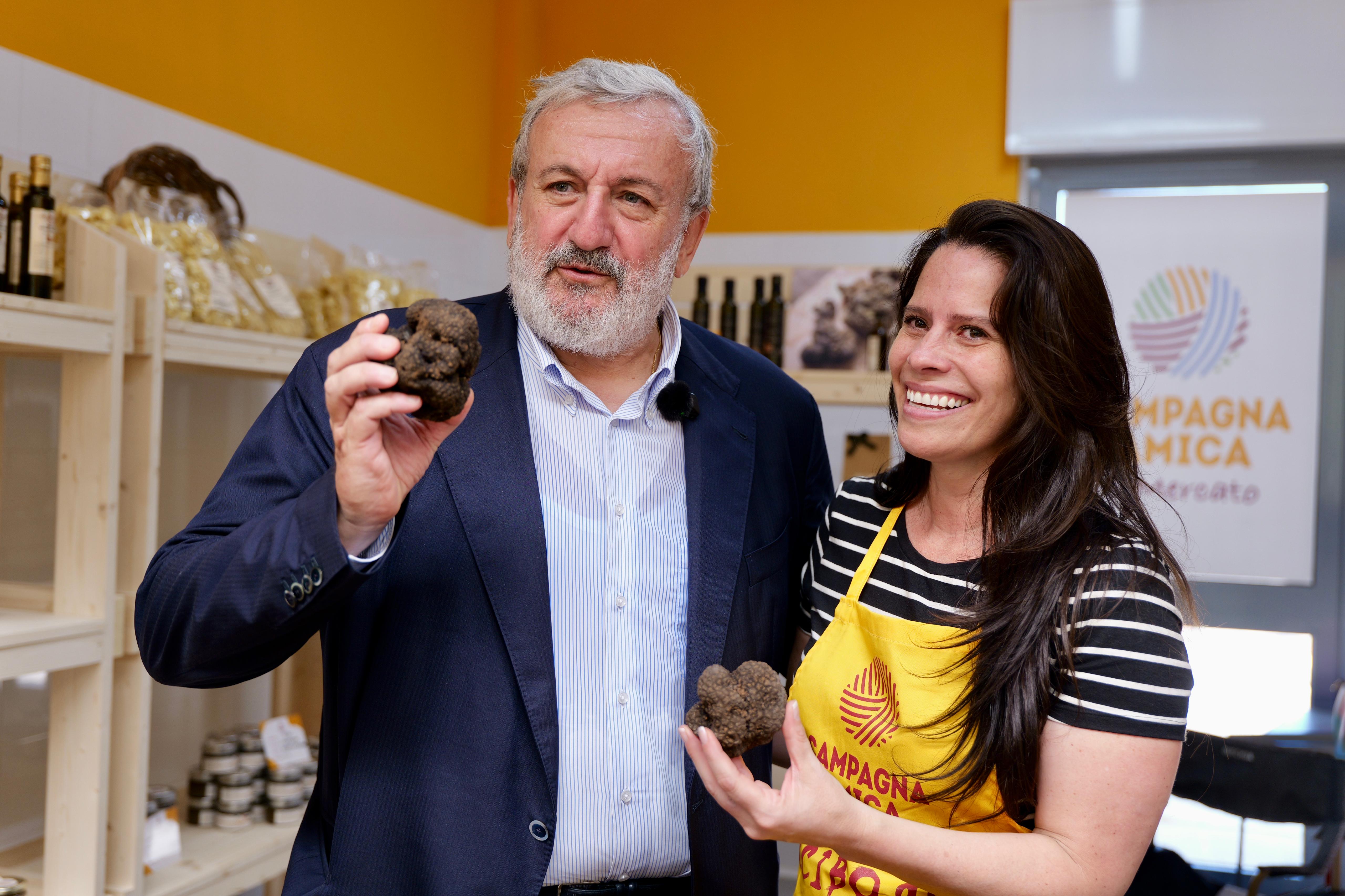 Galleria Emiliano e Pentassuglia all’apertura del nuovo Mercato contadino di Bari: “Qui il cibo che esprime l’identità alimentare e culturale della Puglia” - Diapositiva 3 di 7