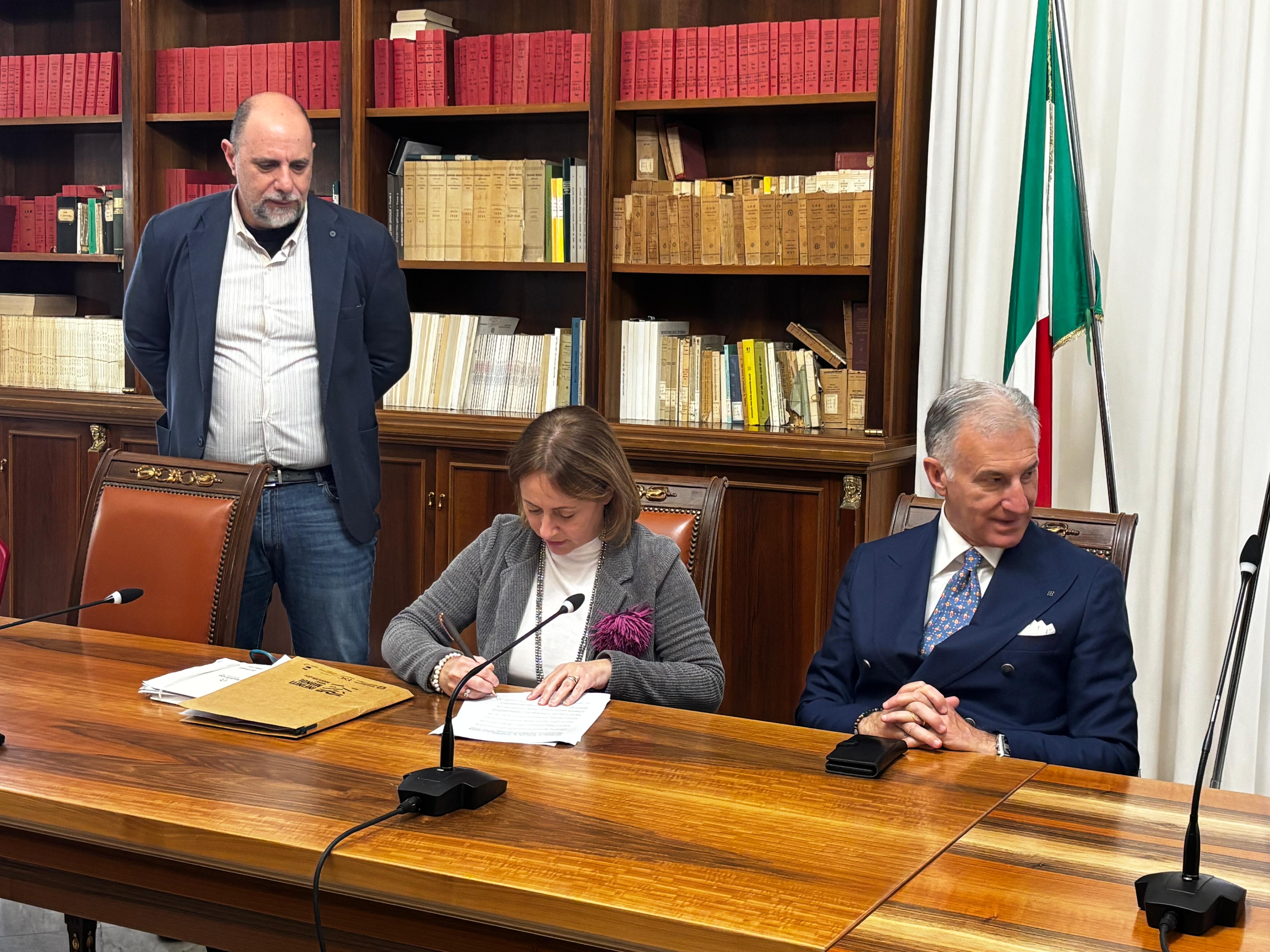 Galleria Liquidazione cooperativa Terre di Puglia, siglato alla Prefettura di Brindisi il Protocollo d’intesa tra Regione Puglia, Libera e Comuni proprietari dei terreni agricoli confiscati - Diapositiva 4 di 6