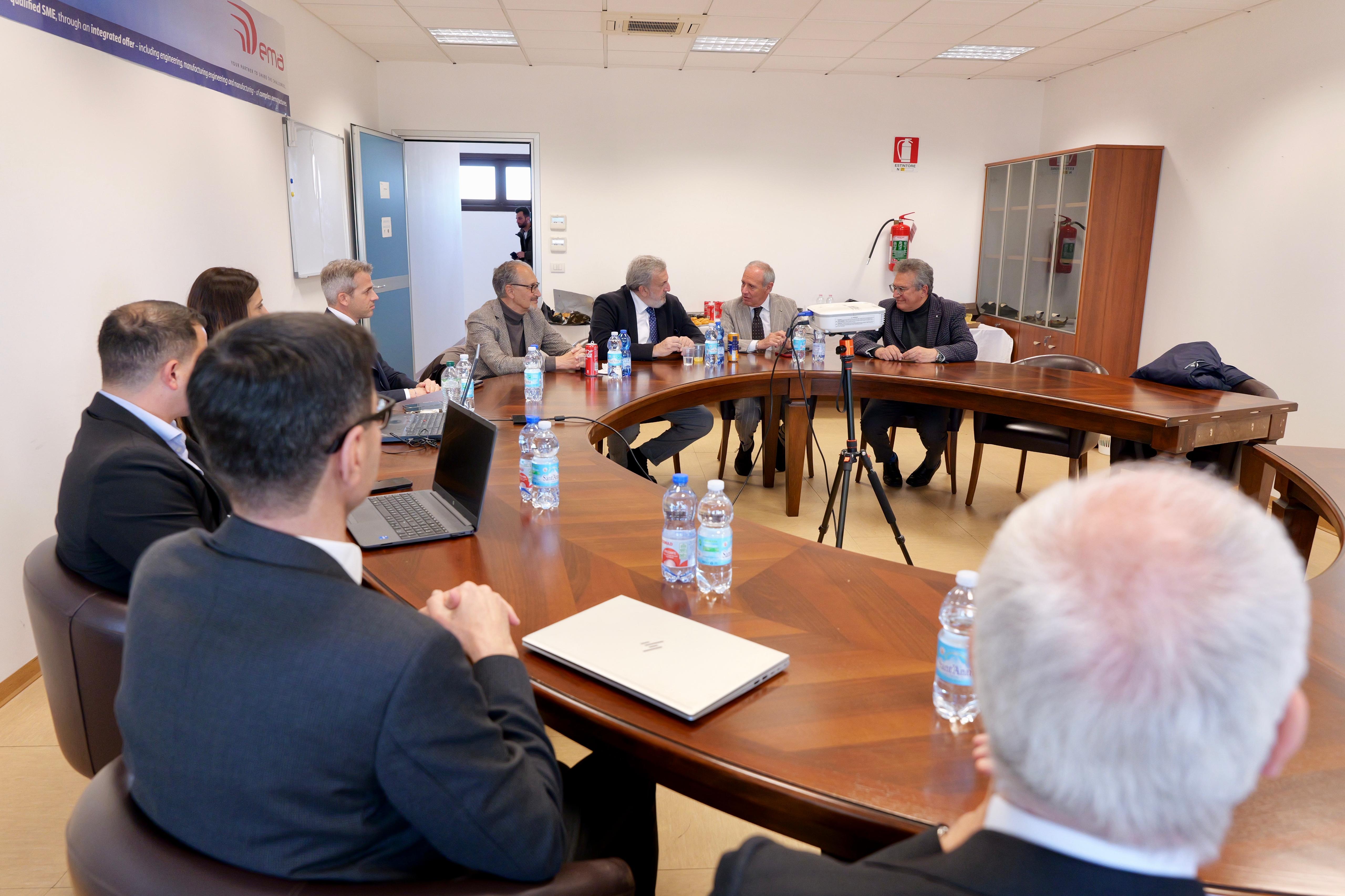 Galleria BRINDISI, IL PRESIDENTE EMILIANO NELLO STABILIMENTO DEMA DI BRINDISI: “LA REGIONE HA FELICEMENTE CONCLUSO IL SALVATAGGIO DI QUESTA GRANDE AZIENDA AERONAUTICA” - Diapositiva 1 di 3