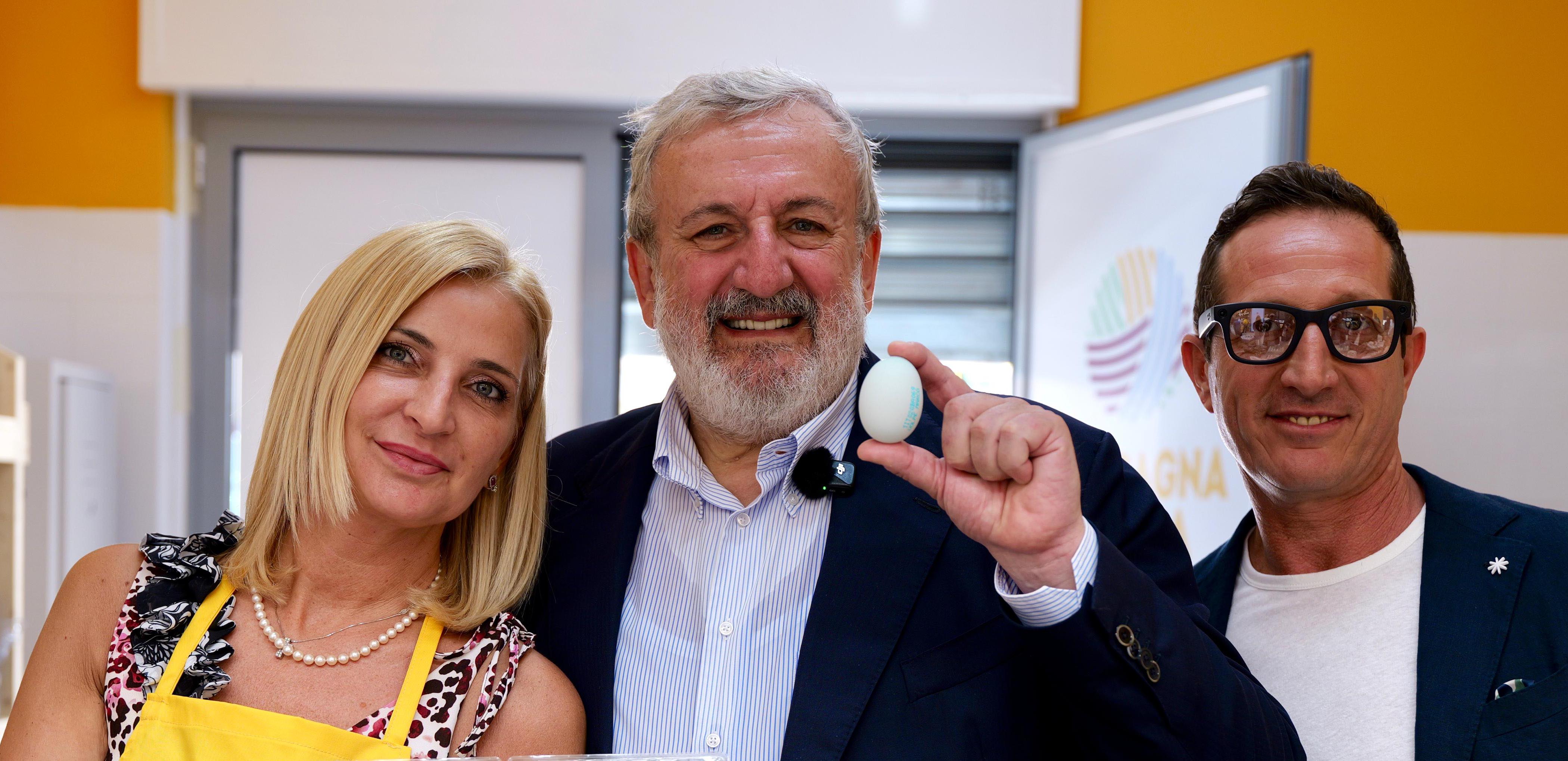 Galleria Emiliano e Pentassuglia all’apertura del nuovo Mercato contadino di Bari: “Qui il cibo che esprime l’identità alimentare e culturale della Puglia” - Diapositiva 5 di 7