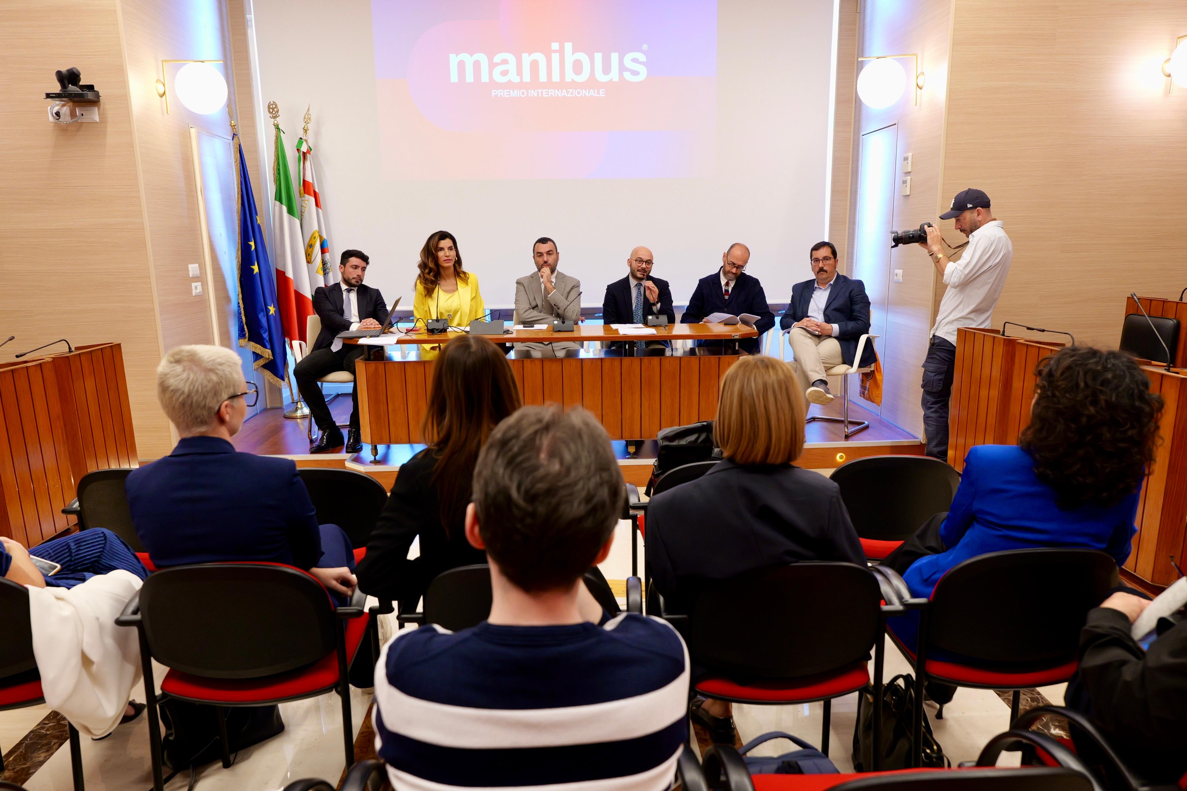 Galleria Terza edizione del premio internazionale Manibus: premi, mostre e incontri per raccontare e promuovere il made in Italy e le eccellenze pugliesi - Diapositiva 11 di 12