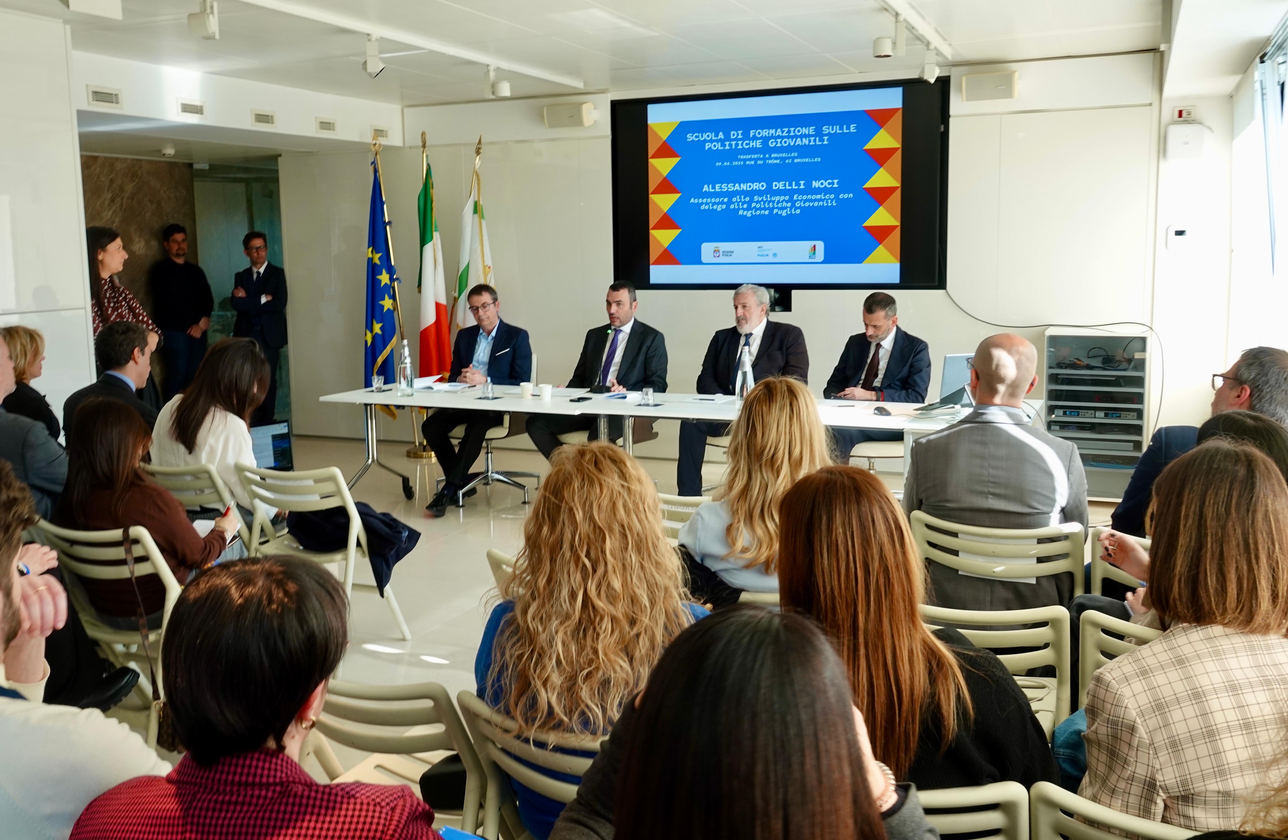 Galleria LA SCUOLA REGIONALE DI FORMAZIONE PER LE POLITICHE GIOVANILI IN MISSIONE A BRUXELLES: 40 AMMINISTRATORI LOCALI PUGLIESI A CONFRONTO CON EUROPARLAMENTARI E DIRIGENTI EUROPEI - Diapositiva 9 di 10