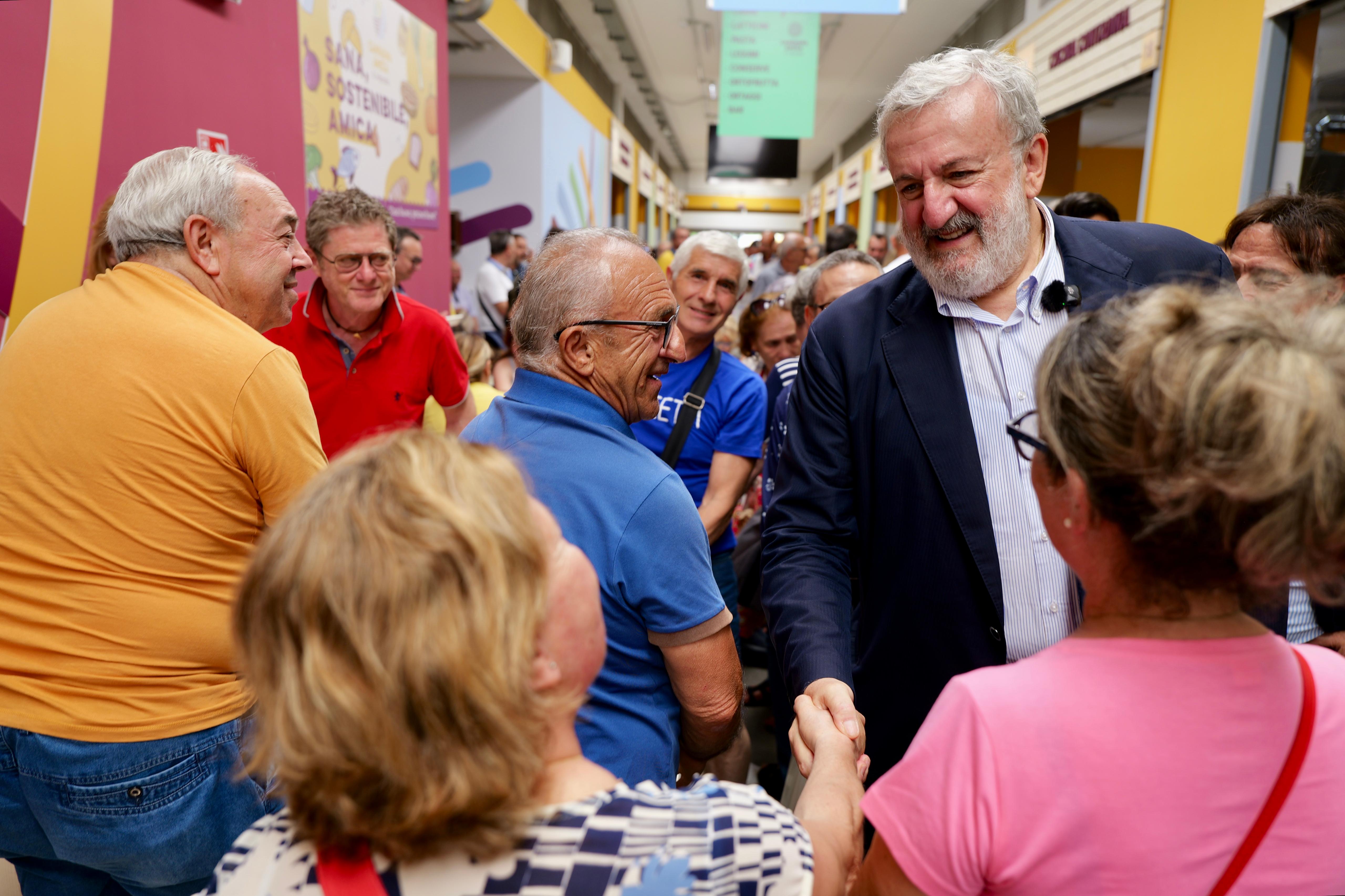 Galleria Emiliano e Pentassuglia all’apertura del nuovo Mercato contadino di Bari: “Qui il cibo che esprime l’identità alimentare e culturale della Puglia” - Diapositiva 2 di 7