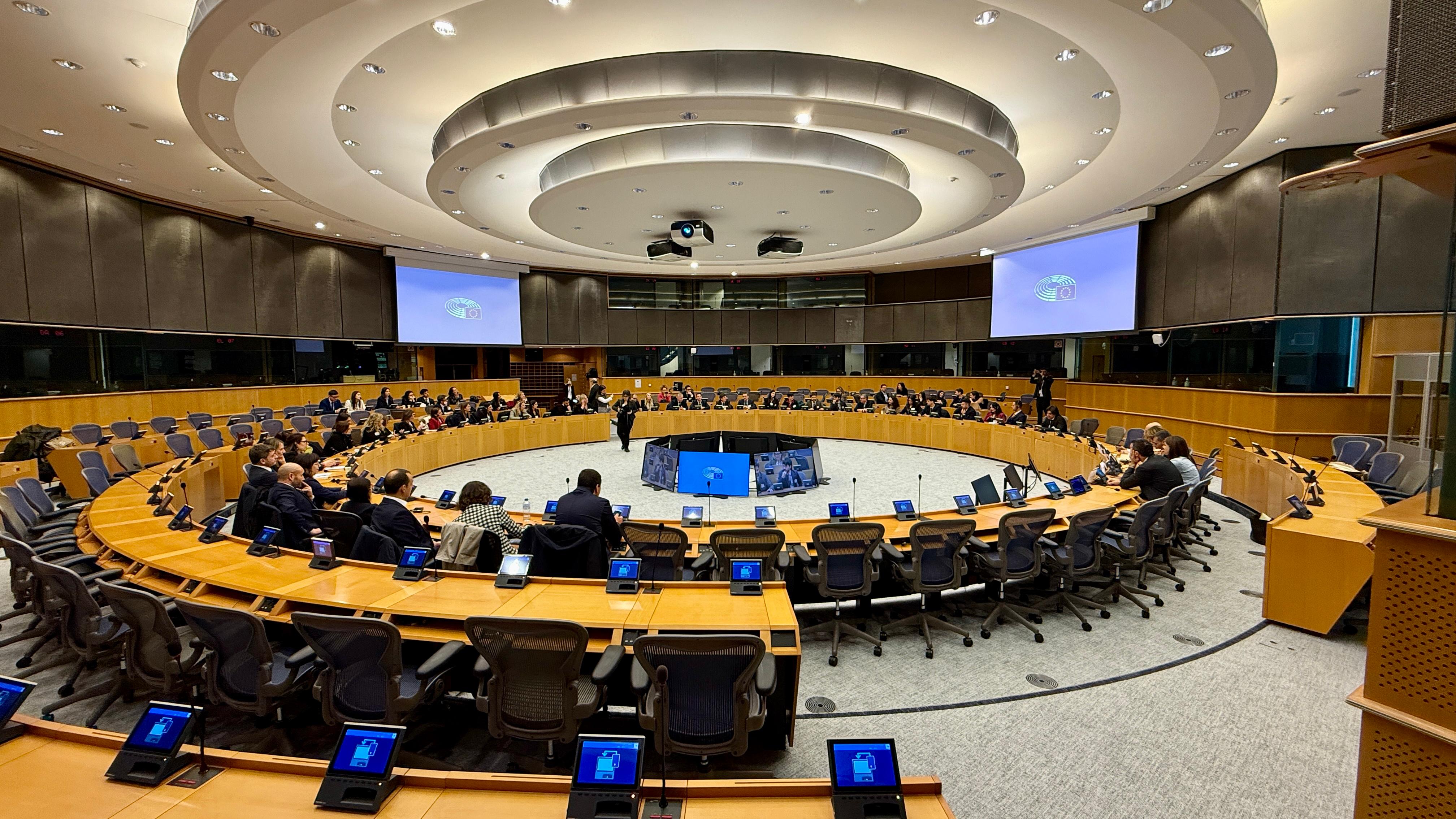 Galleria LA SCUOLA REGIONALE DI FORMAZIONE PER LE POLITICHE GIOVANILI IN MISSIONE A BRUXELLES: 40 AMMINISTRATORI LOCALI PUGLIESI A CONFRONTO CON EUROPARLAMENTARI E DIRIGENTI EUROPEI - Diapositiva 2 di 10