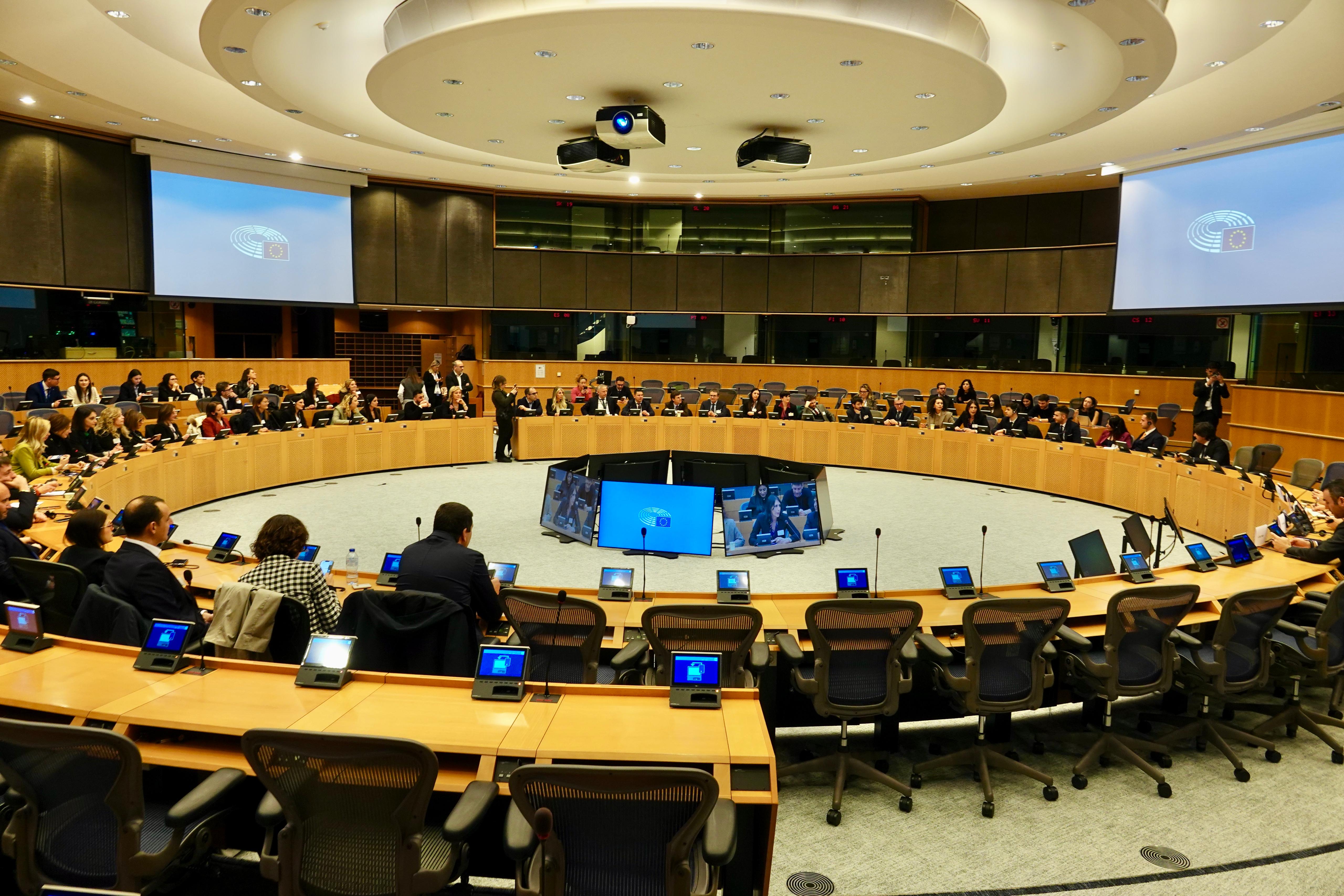 Galleria LA SCUOLA REGIONALE DI FORMAZIONE PER LE POLITICHE GIOVANILI IN MISSIONE A BRUXELLES: 40 AMMINISTRATORI LOCALI PUGLIESI A CONFRONTO CON EUROPARLAMENTARI E DIRIGENTI EUROPEI - Diapositiva 6 di 10