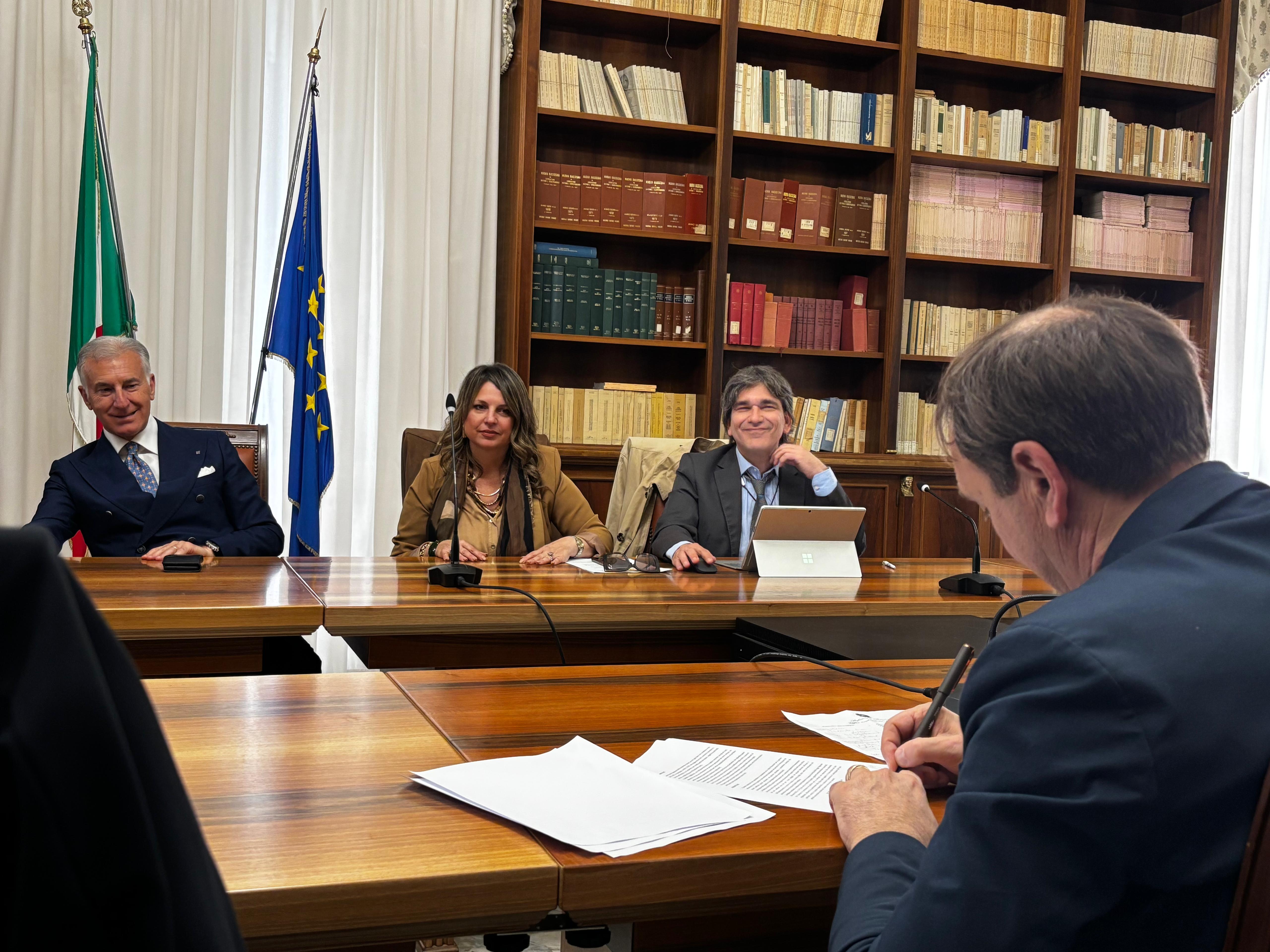 Galleria Liquidazione cooperativa Terre di Puglia, siglato alla Prefettura di Brindisi il Protocollo d’intesa tra Regione Puglia, Libera e Comuni proprietari dei terreni agricoli confiscati - Diapositiva 3 di 6