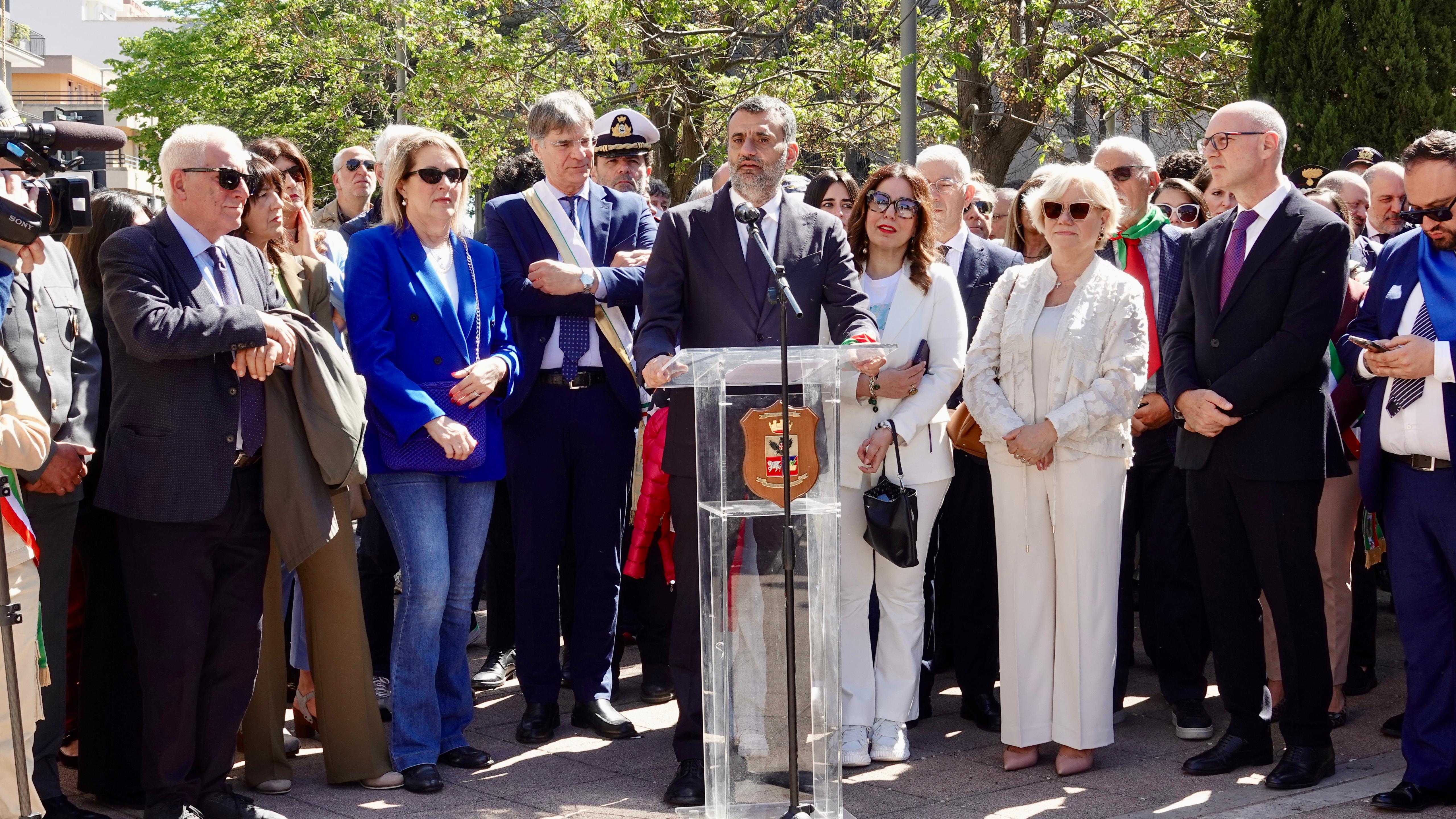 Galleria 25 Aprile, Decaro:“Cittadini anticorpi della Democrazia. La costituzione sia la bussola delle nostre azioni quotidiane” - Diapositiva 3 di 4