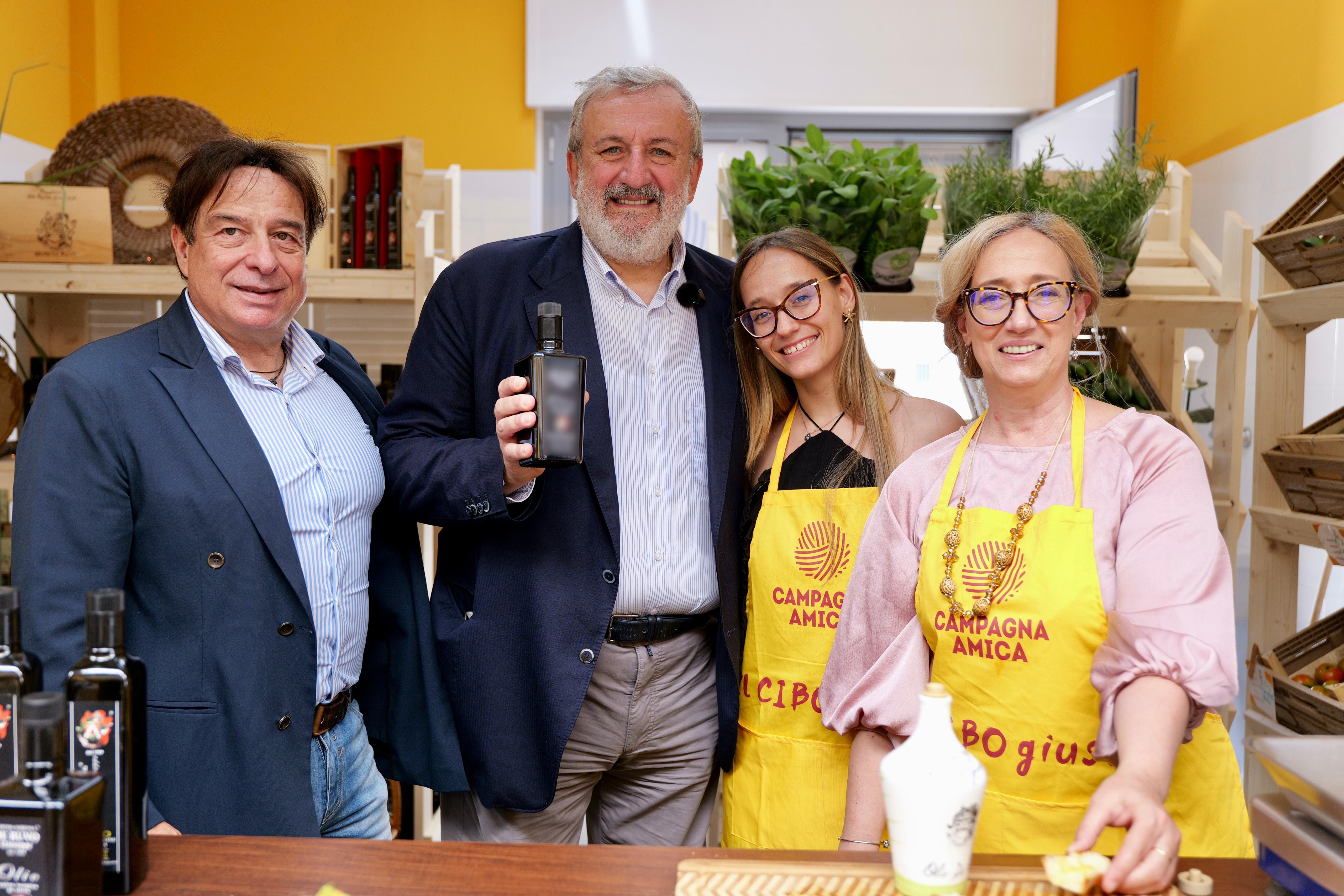Galleria Emiliano e Pentassuglia all’apertura del nuovo Mercato contadino di Bari: “Qui il cibo che esprime l’identità alimentare e culturale della Puglia” - Diapositiva 6 di 7