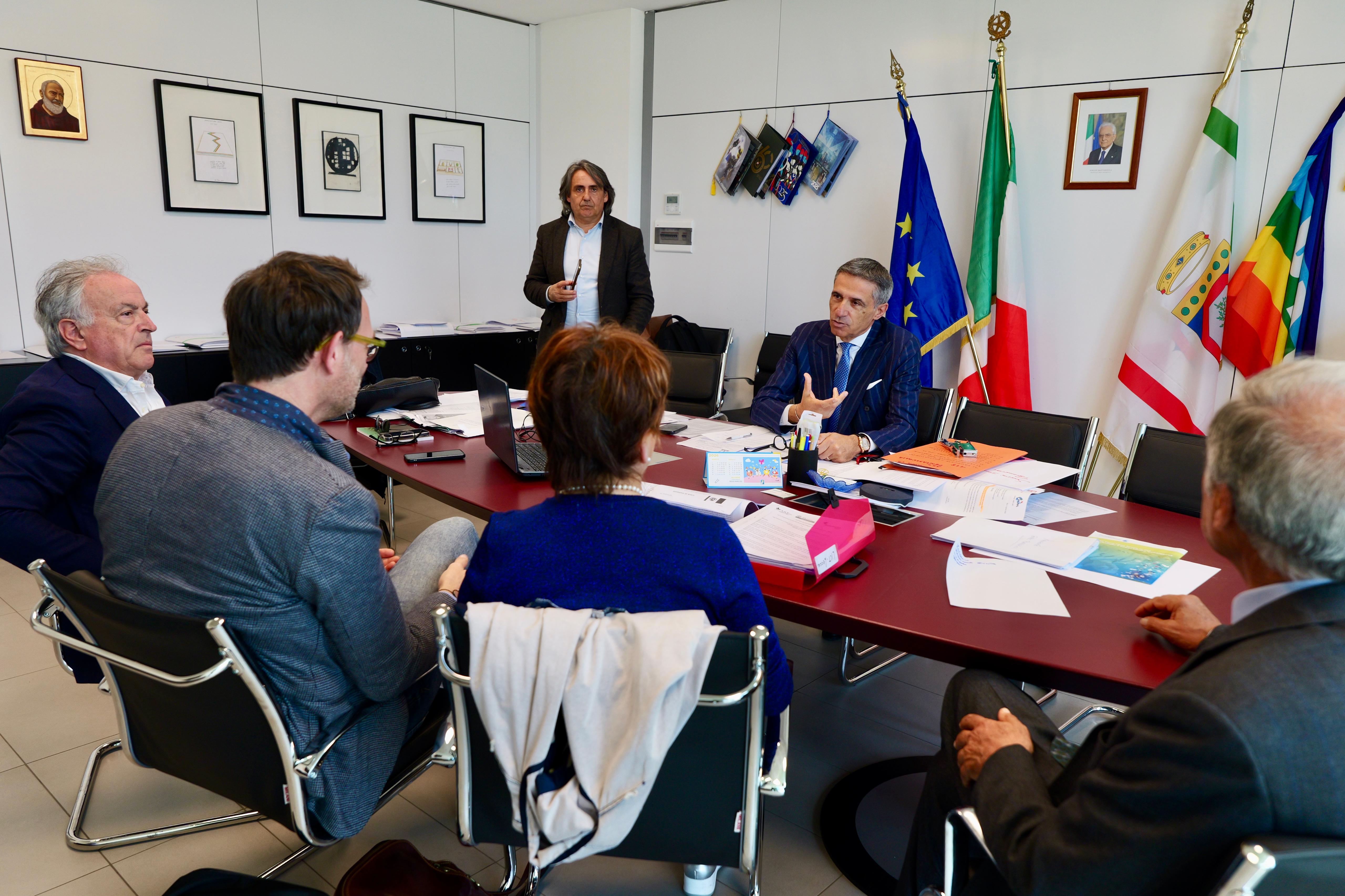 Galleria CENTRO ILMA DI GALLIPOLI: PENTASSUGLIA INCONTRA  RAPPRESENTANTI DELLA LILT DI LECCE - Diapositiva 1 di 7