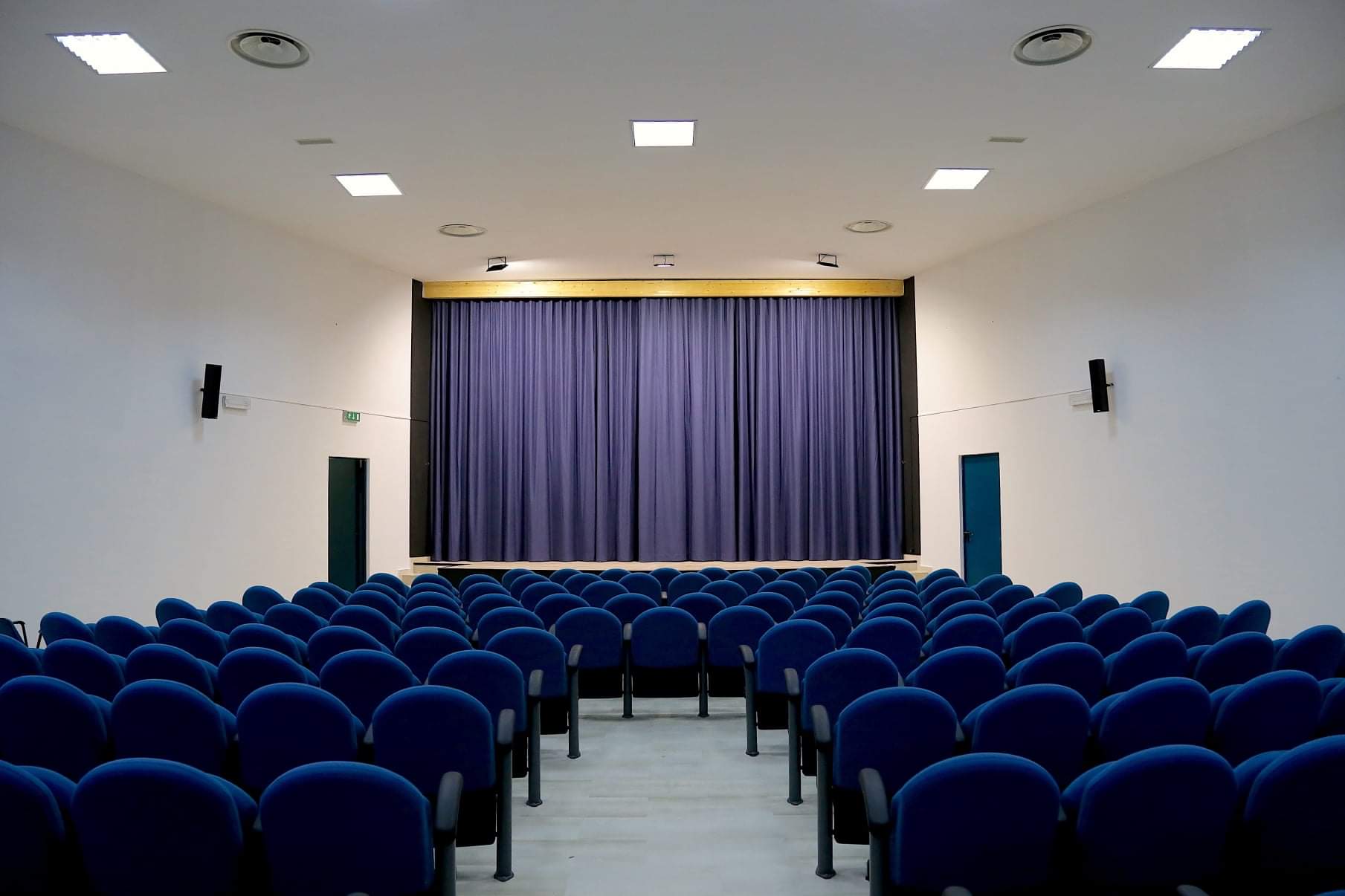 Che si alzi il sipario!